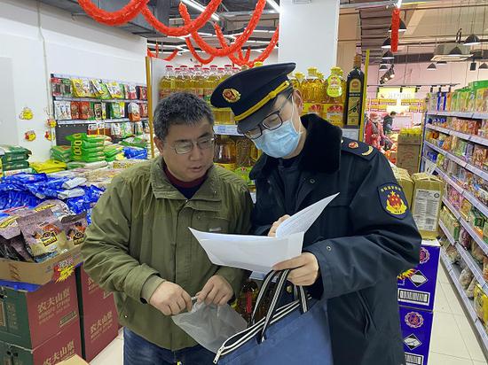 图说:市场监管执法人员前往超市、菜场 检查 菜价 来源/ 采访对象提供(下同)