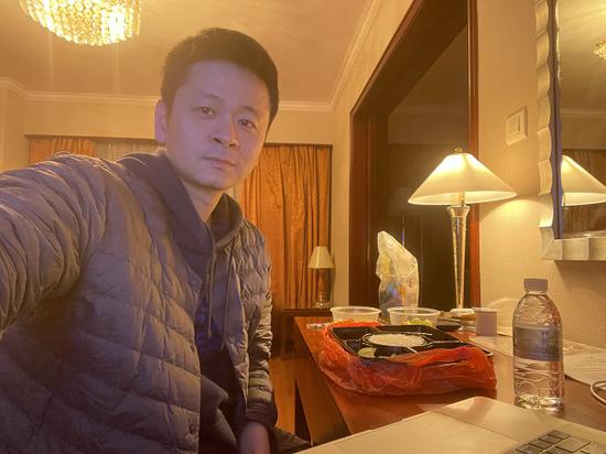 图说:钟鸣在隔离点和年夜饭“合影”
