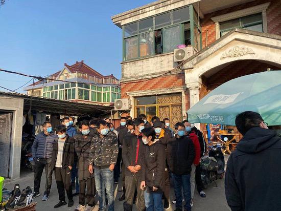 图说:季节带队抓获的犯罪嫌疑人。(资料图)警方供图