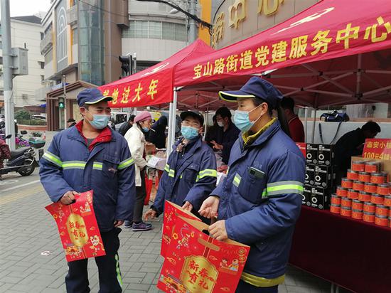 图说：街道还向环卫工人、快递小哥、保安师傅、物业维修工等外来务工人员赠送口罩、消杀等 防护用品福袋和春联百余份