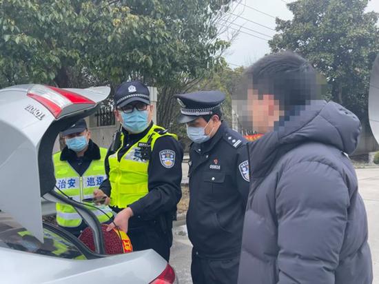 图说:民警查获烟花爆竹 警方供图