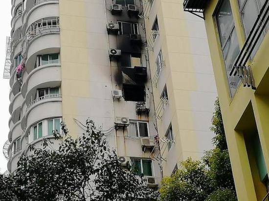上海江宁路一小区凌晨发生火灾 事发单元楼外墙被熏黑