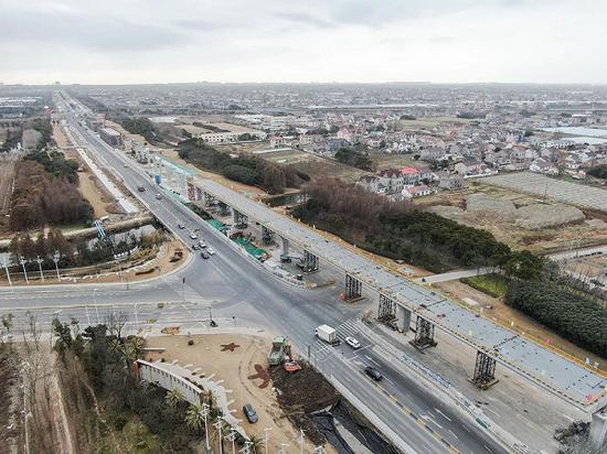 图说：在建中的两港大道快速路工程。