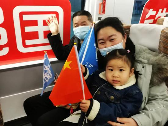 ▲京港高铁合肥至安庆段开通运营,合肥旅客争相出行,乘坐首列车去安庆旅游(陆应果 摄)