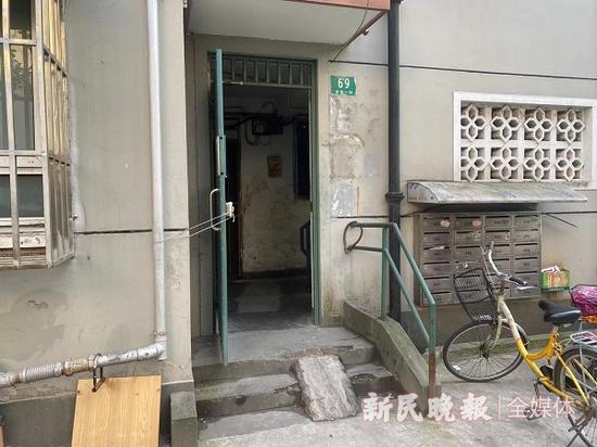 图说:居民自行砌上的“坡道” 来源/新民晚报记者 徐驰 摄