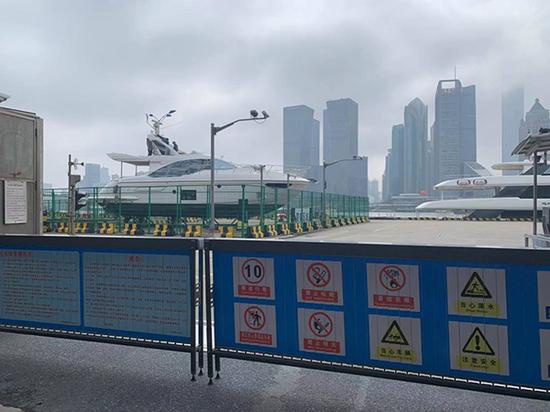 码头区域仍然封闭 本文图片均为澎湃新闻记者 栾晓娜 图(除署名外)