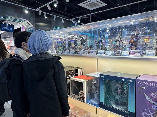 在ZX创趣场选购的年轻人。摄影:方卓然