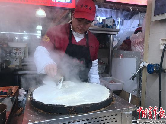黄友良家的店员正在制作煎饼