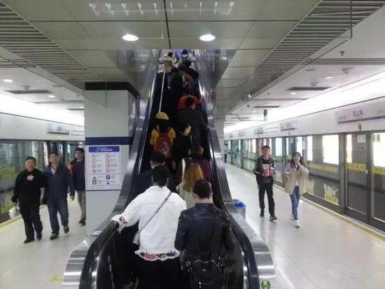 4号线宜山路站,看上去电梯已不时兴“左行右立”