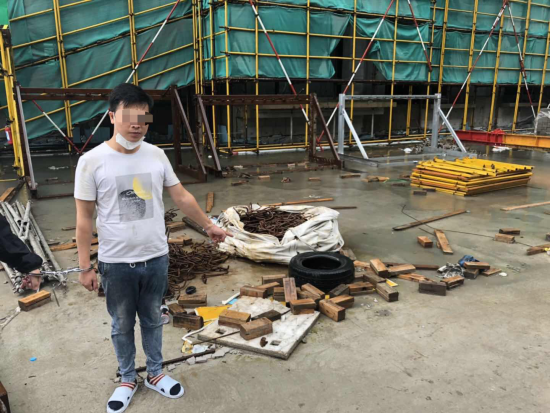犯罪嫌疑人在指认现场 警方供图