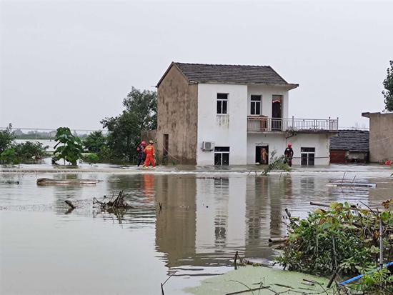 鹤毛镇地势较高的房屋,逐渐被洪水围困。 受访者供图