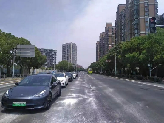 路面沥青摊铺后