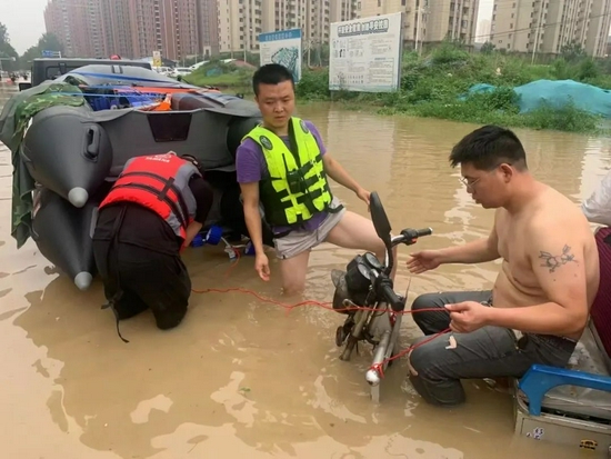 郑州现场救援图