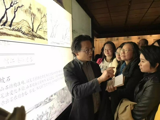 凌利中为观众讲解文物知识