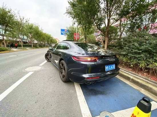 临时停车区域,蓝色区域标记,以示提醒
