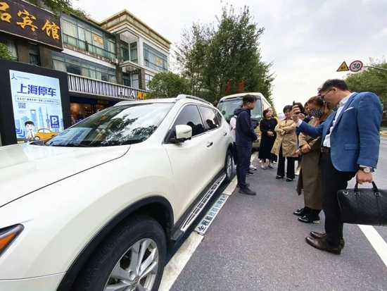 区政协提案质量和办理质量抽查评估,部分委员现场调研吴泾镇永德路道路智能停车(崔松鸽摄于2021年10月21日,下同)