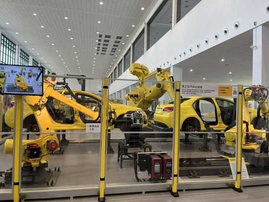 上海机器人产业园内,发那科(FANUC)公司的机器人装配线