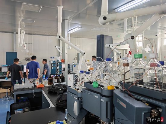 同在张江校区的复旦大学人类表型组研究院实验室内。徐瑞哲 摄