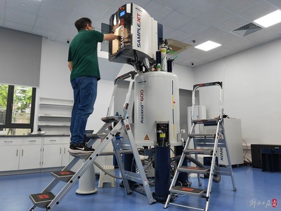 生物与化学交叉研究中心内高分辨率核磁仪。徐瑞哲 摄