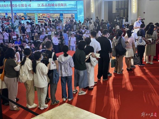 　　晚上8时45分，中心活动区最后一场活动，著名作家邱华栋新作《空城纪》邀来马伯庸助阵。此刻，“亲王”已下台休息，等待签售读者蜿蜒上台。邱华栋惊叹：上海书展真的人气太足了！（邱老师也是书展首日的“劳模”，在主会场、思南文学之家参加了好几场活动，与读者见面。）施晨露摄