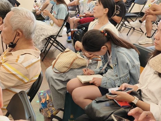 “中华经典通识”（第三辑）、“中华经典百句”（第一辑）读者见面会，疯狂记笔记的“学霸”。
