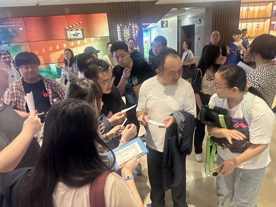 导演足立绅正被热情的影迷团团围住