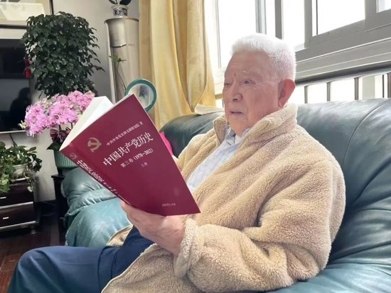 ▲缪德奎阅读《中国共产党历史》。