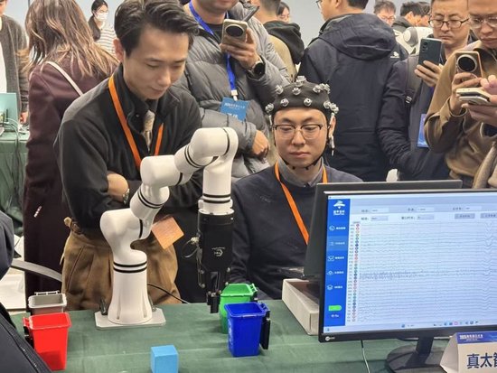 2025年12月4日，上海，脑机接口竞技赛脑控机械臂赛场。澎湃新闻记者 蒋乐来 图