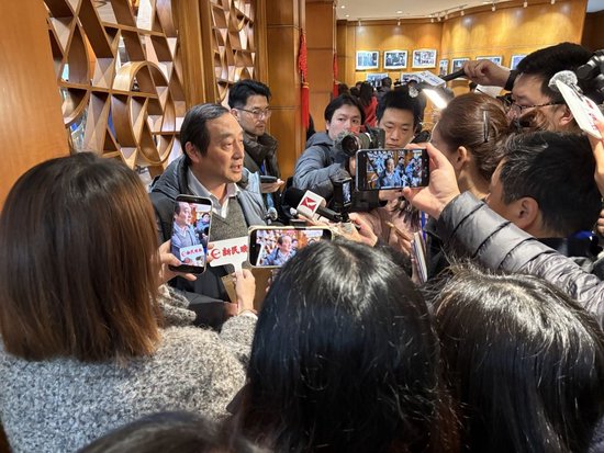 出发前，在沪全国政协委员接受记者们的采访。澎湃新闻记者 陈悦 图