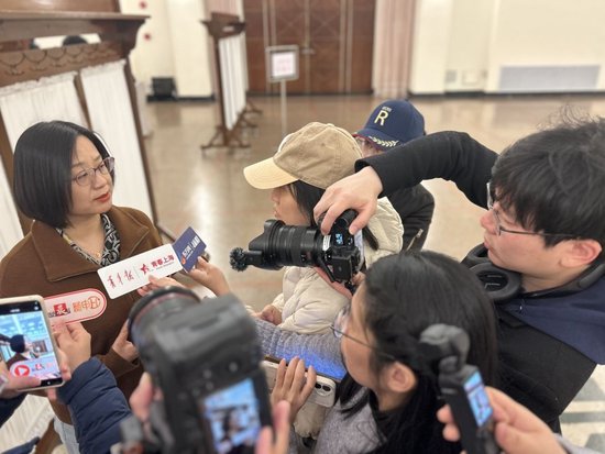 3月3日中午，在沪全国人大代表接受记者采访。 澎湃新闻记者 李佳蔚 图