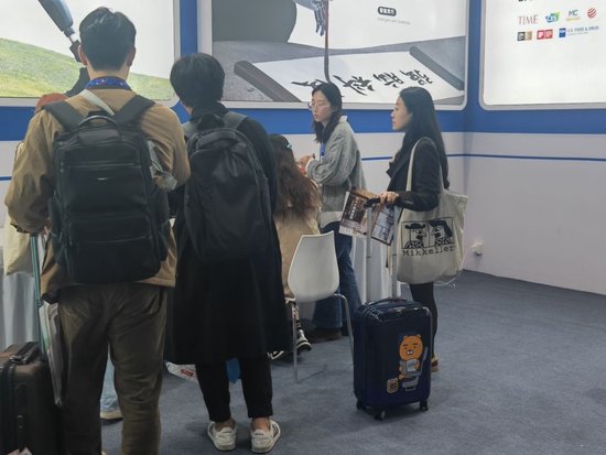 AWE首日 刚下飞机老外拖着行李箱追中国智造：看得比美国CES还爽