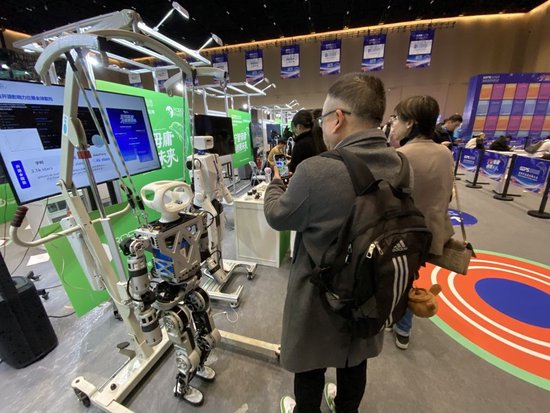 落地上海张江机器人谷的萝博派对公司，在大会上展出的萝博头（Roboto）原型机，是目前全球少数实现“全栈开源+可复现”的人形机器人项目之一。