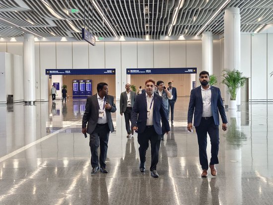 2026年1月27日，上海东方枢纽国际商务合作区，来参加跨国商务活动的外国友人。澎湃新闻记者 邹娟 见习记者 洪旭东 图