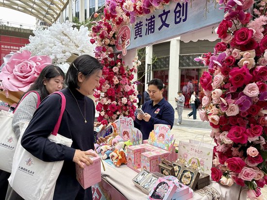 市民现场选购花卉文创。