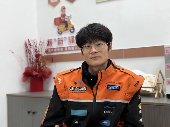 张传武在骑手驿站接受采访。