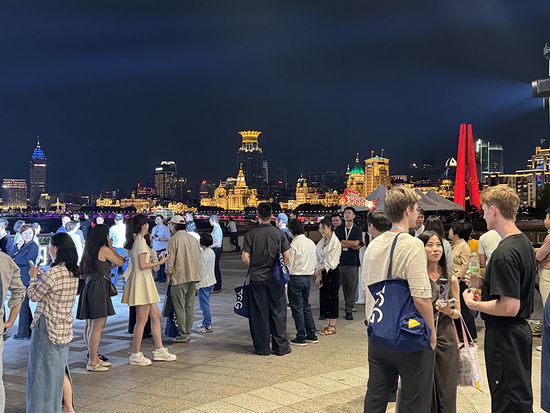 外滩夜景之中，来自全球的互联网内容创作者在盛典结束后依旧流连。 澎湃新闻记者 蒋乐来 图