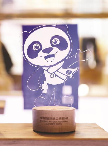 左图:设计精美的“进宝”造型小夜灯受顾客青睐。 本报记者 袁婧摄