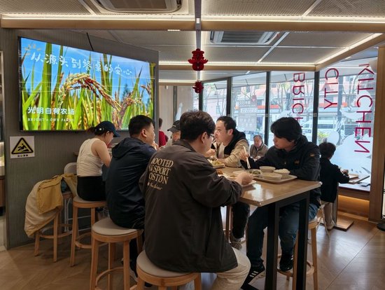 上班族也喜欢来食堂吃午饭