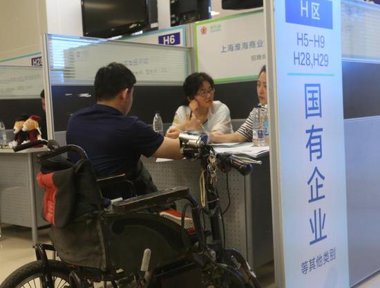 招聘现场。 邵剑平摄