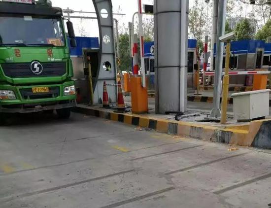 已经安装好称重检测设备的高速公路入口