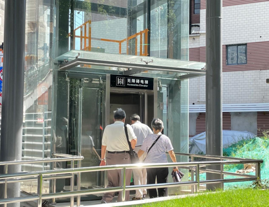 在现场,很多老年市民乘坐上无障碍电梯,去第一人民医院看病