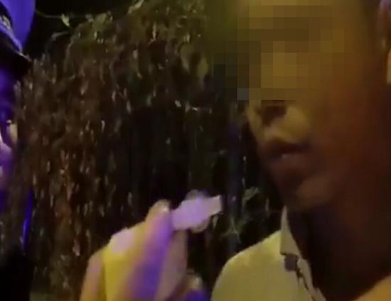 图说:当事人被测出酒精含量超标 来源/执法记录仪