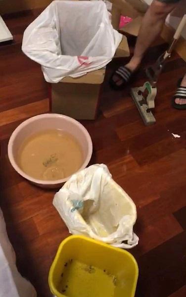 图说:6月21日一场大雨,尹小姐租住的卧室开始漏水,天花板泥墁脱落 来源/受访者供图( 下同)