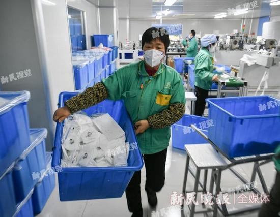 图说:员工加班加点 来源/陈梦泽 摄
