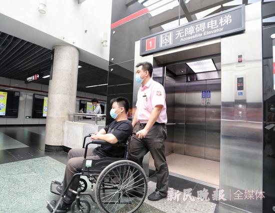 图说:人民广场地铁站,改造后的无障碍电梯。新民晚报记者 张龙 摄