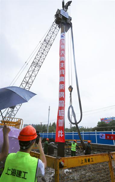 龙东大道(罗山路~G1503)改建工程2标打下首根高架承台钢管桩