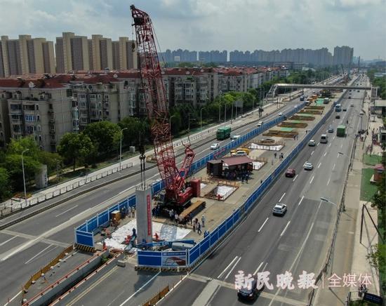 图说:济阳路快速化改建工程2标段首根高架结构立柱构件今天上午起吊安装 新民晚报记者 陈梦泽 摄(下同)
