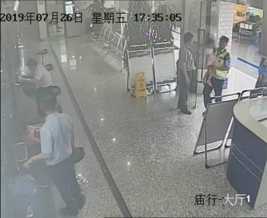 图说:民警将孩子带回所,帮其准备晚饭。
