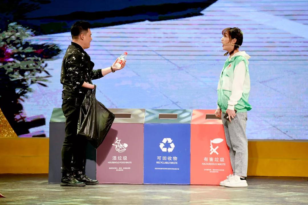 ▲赵跃、陈明辉、浦文杰、洽澜、陈颖佳、许风华 -小品《让新时尚更加阳光》