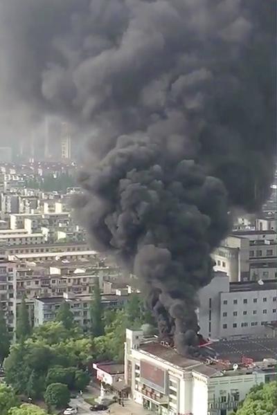 图说:今天下午,嘉定区城中路上一建筑物发生火灾。图片来源 网络